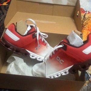 On clouds brand new size 7 women’s never worn